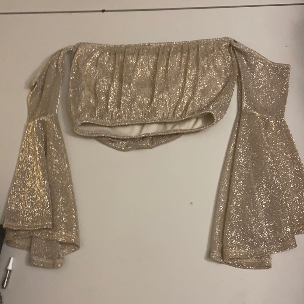 Medium crop bell sleeve
